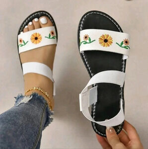 Fashionable Latest Style Roman Flower Beach Flat Sandals For Women